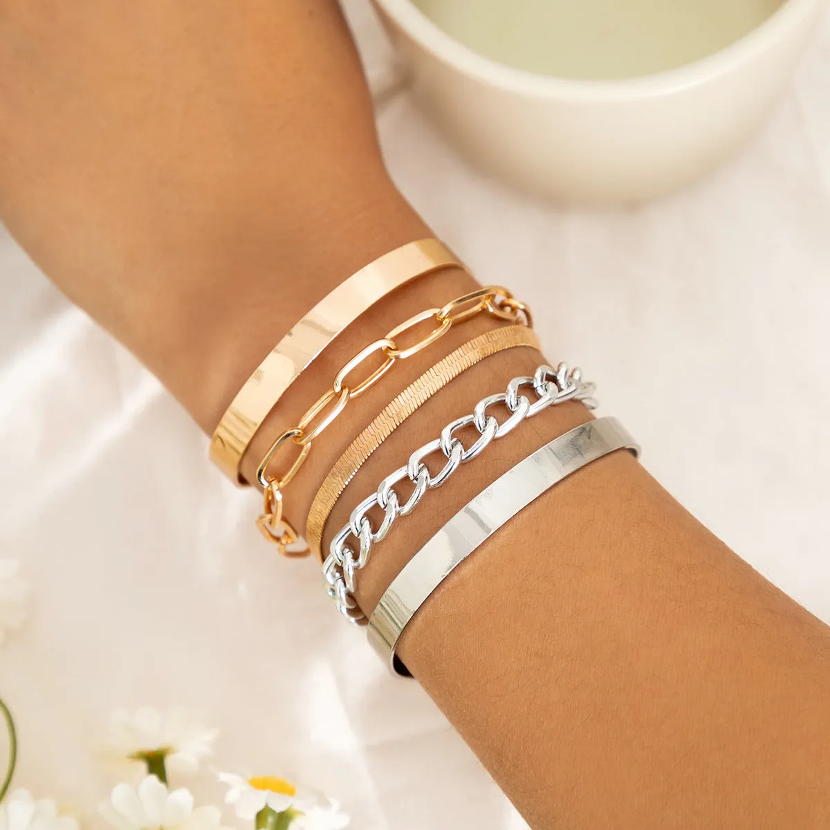 Urban Chic Vienna Verve Bracelet with Exaggerated Alloy Twist Detail
